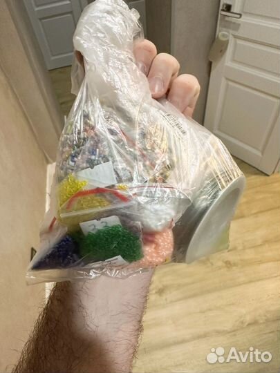 Бисер много