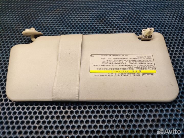 Козырёк солнцезащитный правый Toyota isis