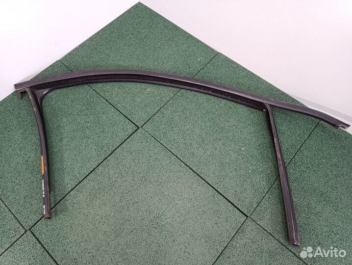 Уплотнитель стекла перед правой двери VW Passat B7