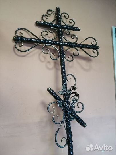 Крест кованный на кладбище