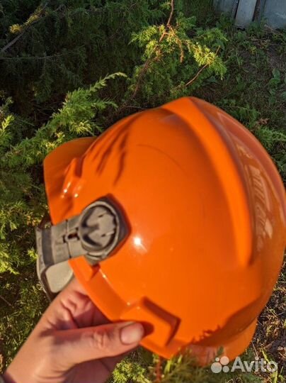 Каска строительная с наушниками.Новая