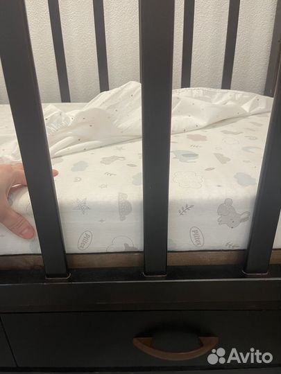 Детская кроватка с маятником и комодом