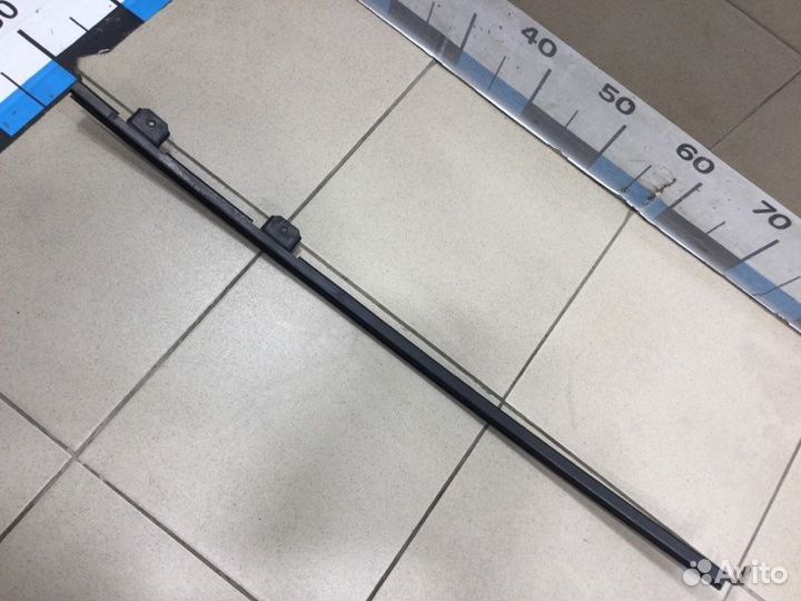 Направляющая стекла двери задняя левая Mitsubishi