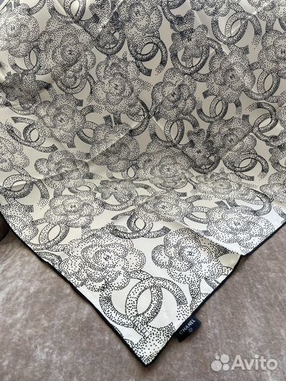 Шелковый платок Chanel в брендовой коробке