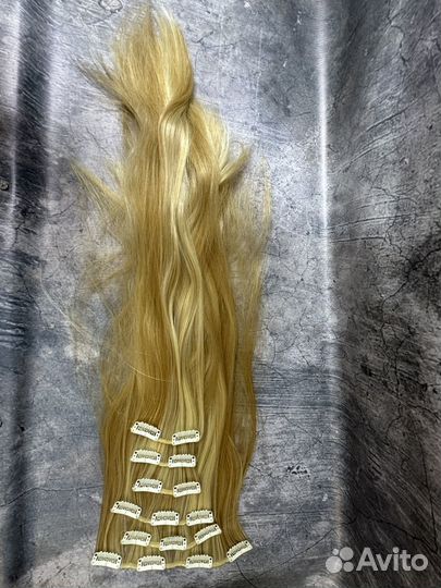 Волосы на заколках русые