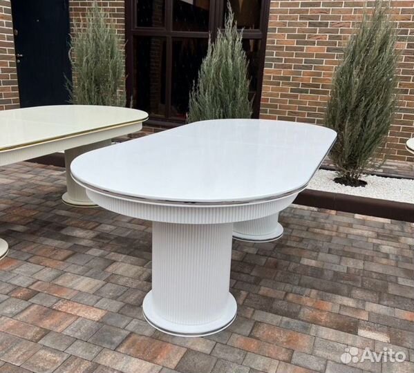 Стол со стульями в гостинную