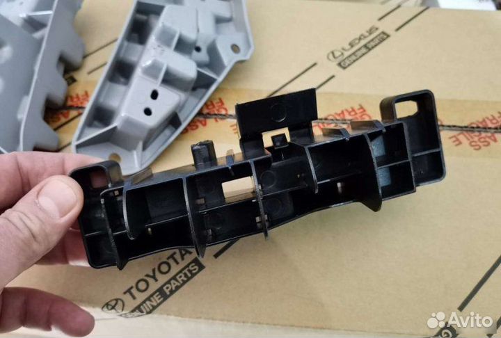 Кронштейн фары Toyota Land Cruiser 200