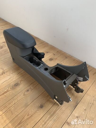 Центральная консоль (подлокотник) Ford Focus 2