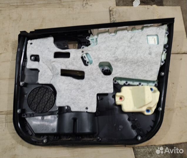 Обшивка двери передняя левая Toyota Rav4 40