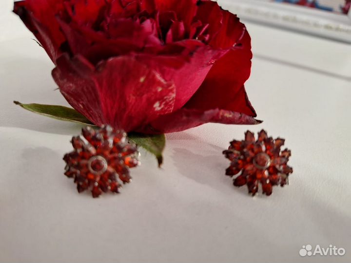 Серебряные серьги с гранатом