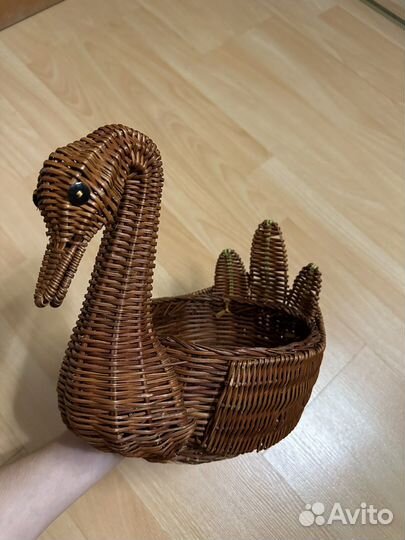 Плетенная ваза в виде утки