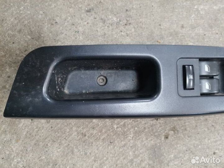 Блок управления стеклоподъемниками передний левый