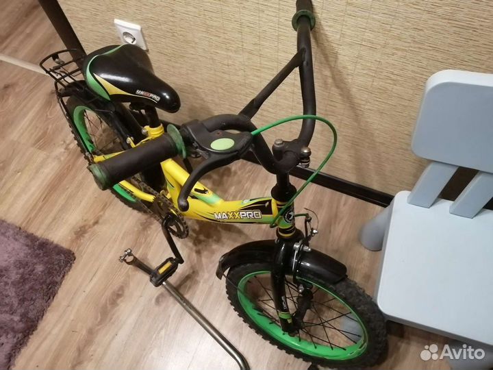 Детский велосипед с ручкой