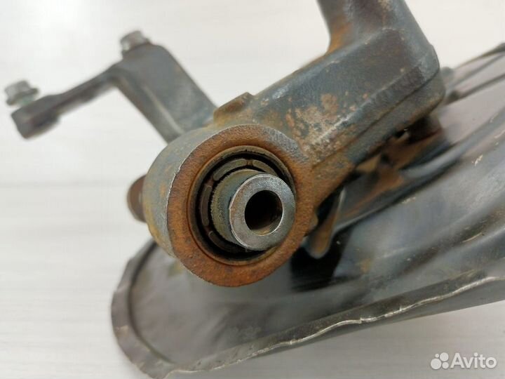 Кулак задний правый Volkswagen Touran