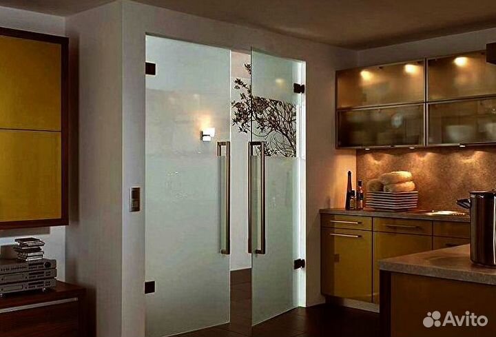 Стеклянная дверь на заказ