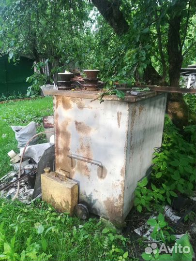 Столбы, бак, шифер битый, кирпич битый