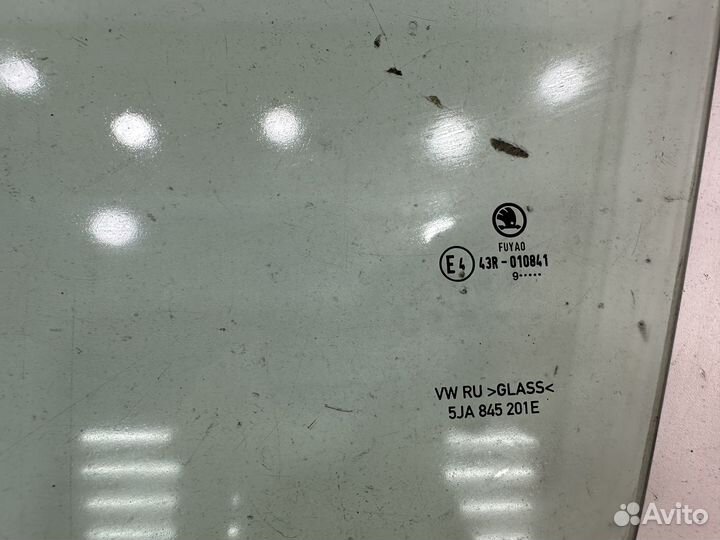 Skoda Rapid стекло двери переднее левое
