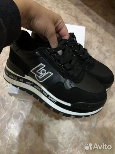 Кроссовки женские