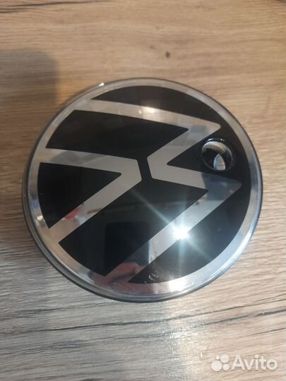 Эмблема в решетку радиатора VW Passat