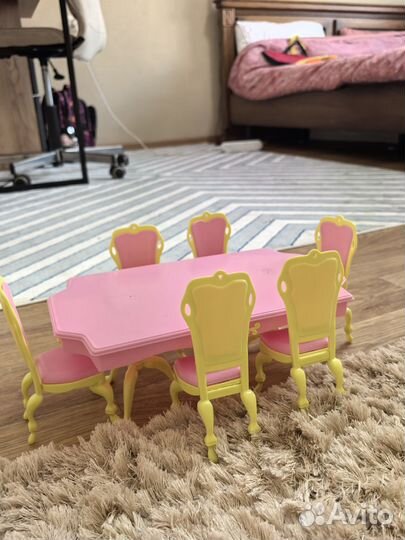 Кукольный стол со стульями в розово жёлтом цвете