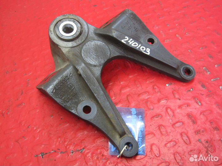 Кронштейн передней рессоры Mercedes-Benz