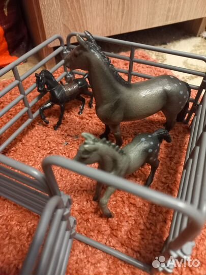 Игрушки лошади в загоне