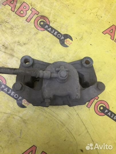 Суппорт передний правый Nissan Teana J31 VQ23DE