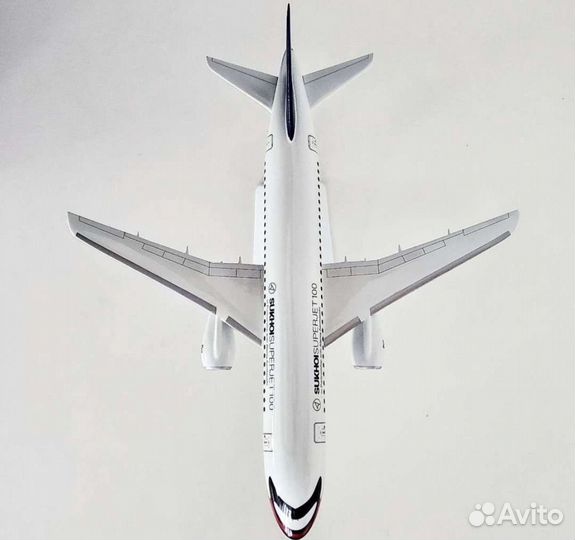 Модель самолета Sukhoi Superjet 100 1:72