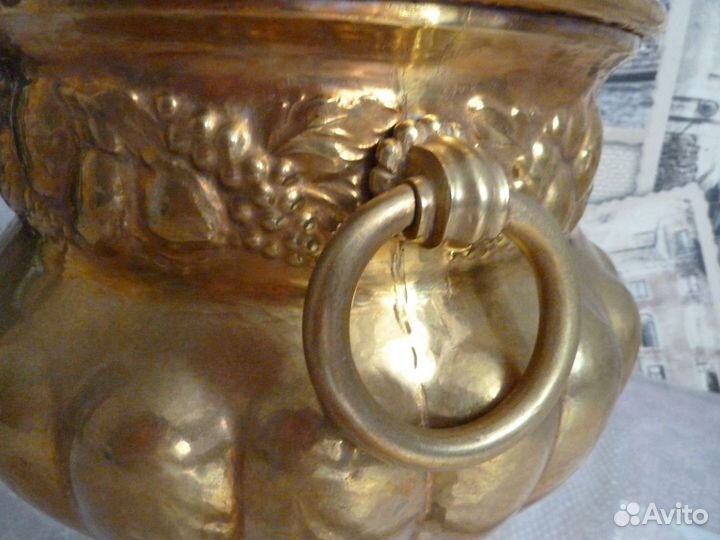 Ваза латунная с ручками и фруктовым узором