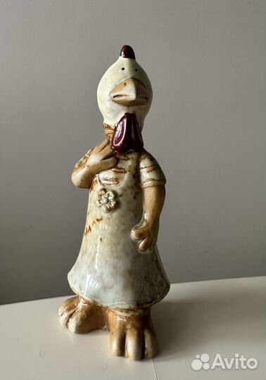 Статуэтка Курица в платье, СССР. Майолика