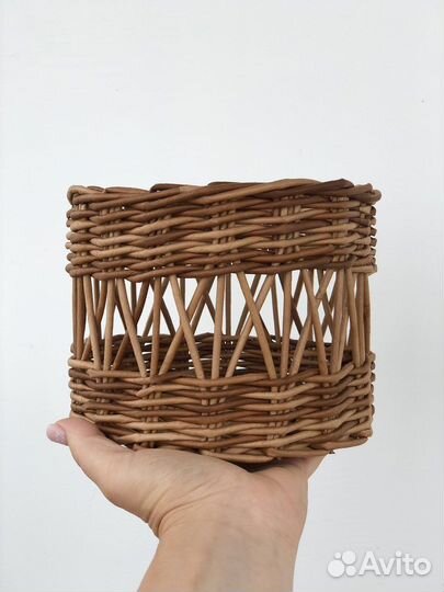Корзина плетеная из бумажной лозы