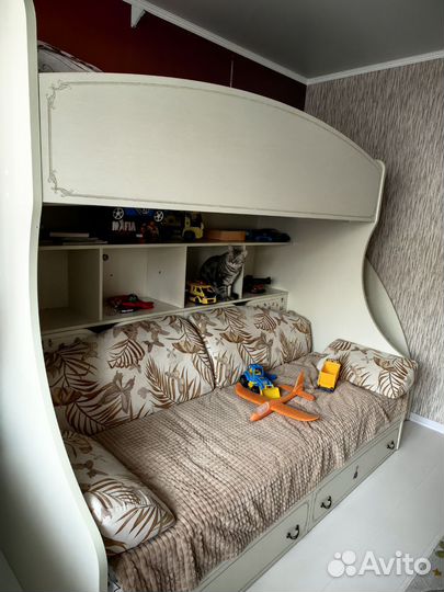 Двухъярусная кровать бу с полками и шкафчиками