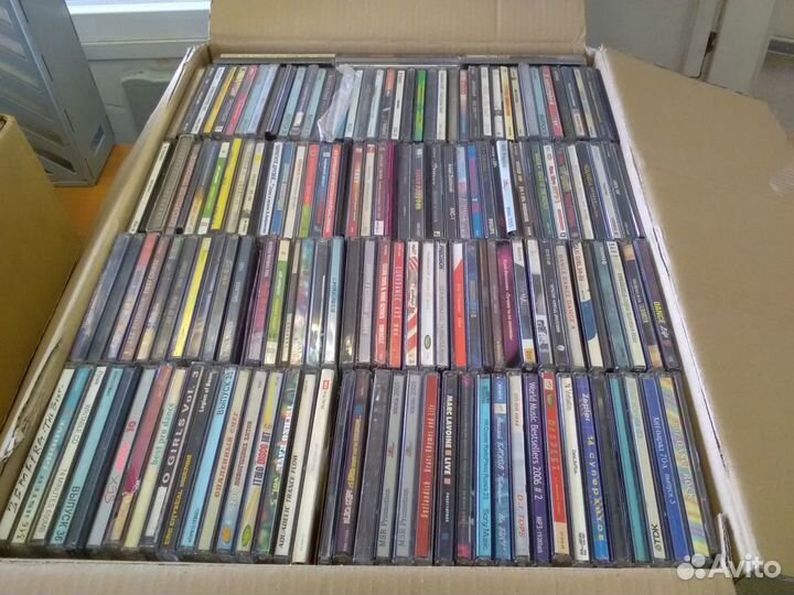Видеокассеты VHS, CD-диски