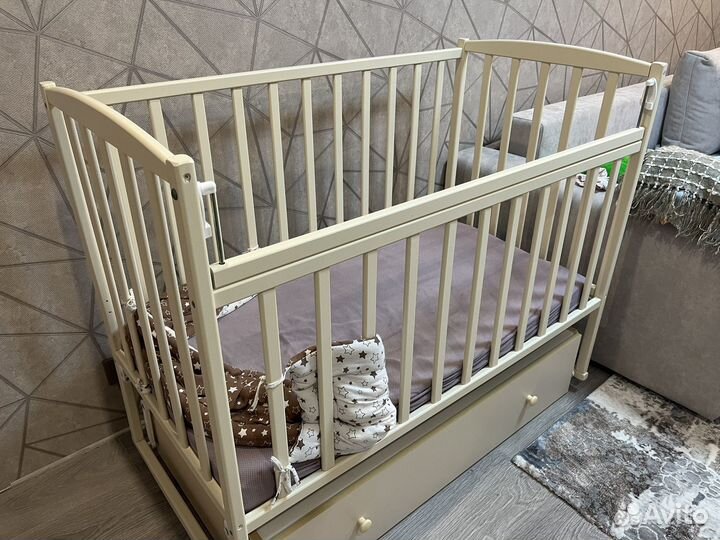 Детская кроватка с маятником