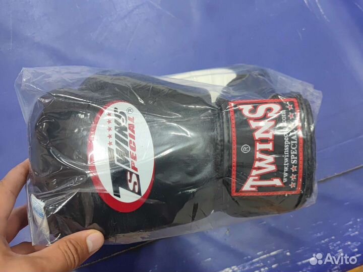 Боксёрские перчатки фирмы twins