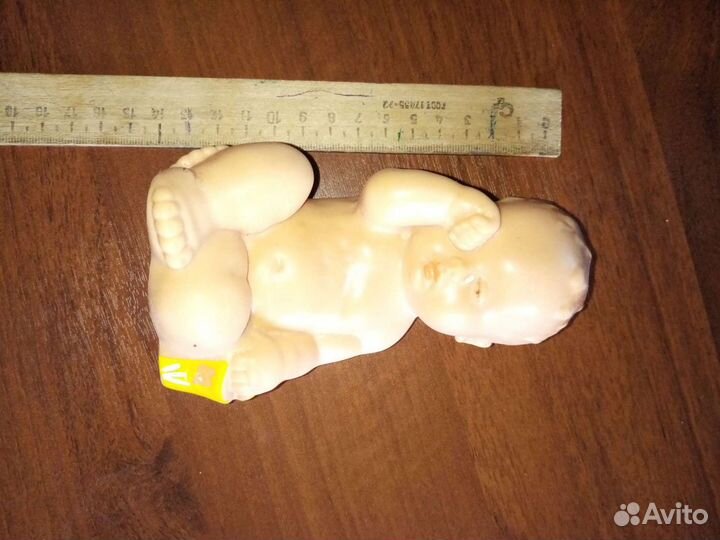 Пупсик из светлой резины с ведёрком