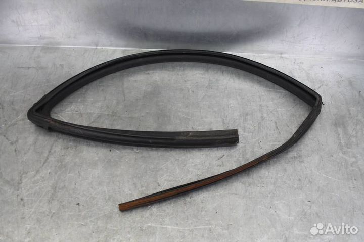 Уплотнитель стекла двери передней правой Nissan Q