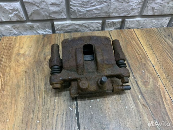 Mitsubishi Lancer 10 Суппорт тормозной задний