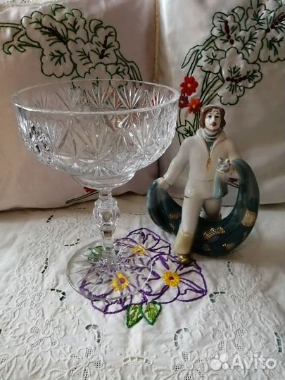 Хрустальные вазы на ножке