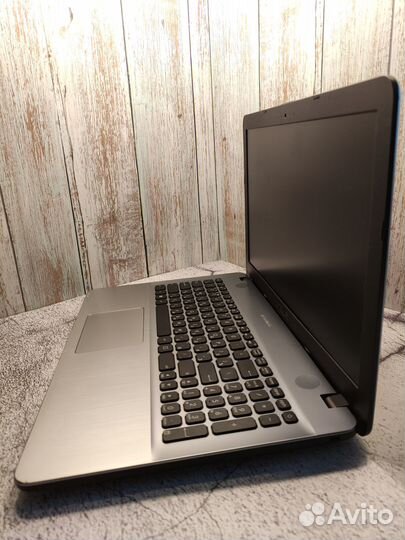 Крутой Asus c SSD/Nvidia 920MX/intel/8 Озу/15.6