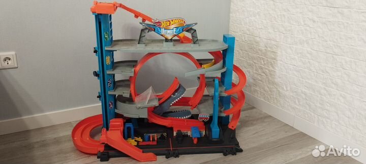 Игровой трек Hot Wheels Гараж Мега Акула