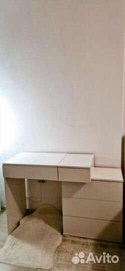 Туалетный столик с зеркалом