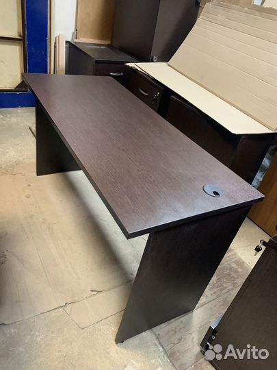 Продается письменный прямоугольный стол