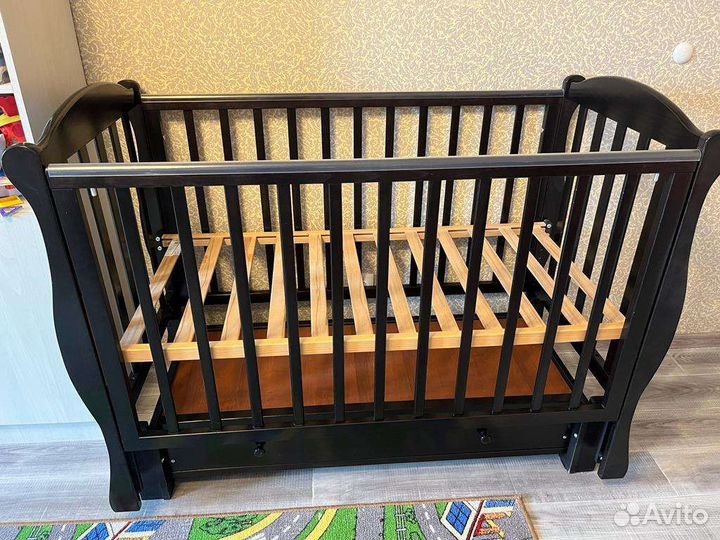 Детская кроватка с маятником и ящиком