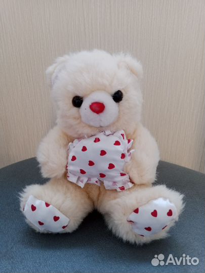 Плюшевый медведь с сердечком
