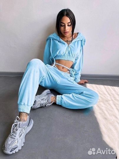 Женский спортивный костюм