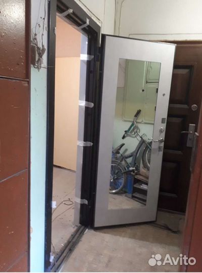 Входная утеплённая дверь с зеркалом(новая)