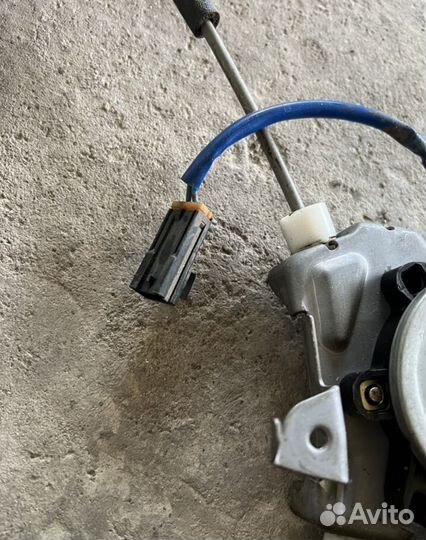 Стеклоподъемник правый Nissan sunny n16 bluebird