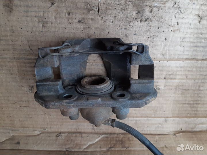 Суппорт тормозной передний Опель Астра Ф