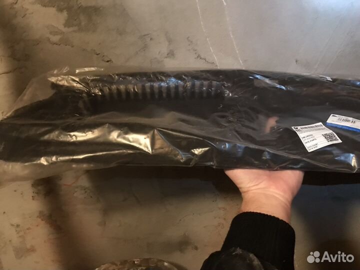 Накладка замка капота Mitsubishi Outlander 3